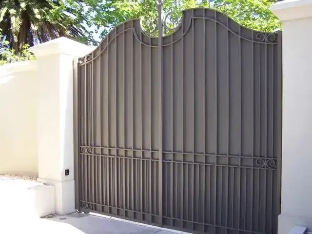 Mẫu cổng mở cánh có vòm thanh lịch và sang trọng