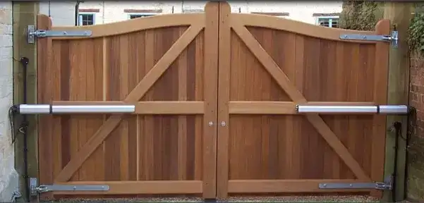 Cổng gỗ tự động biệt thự - nhà riêng