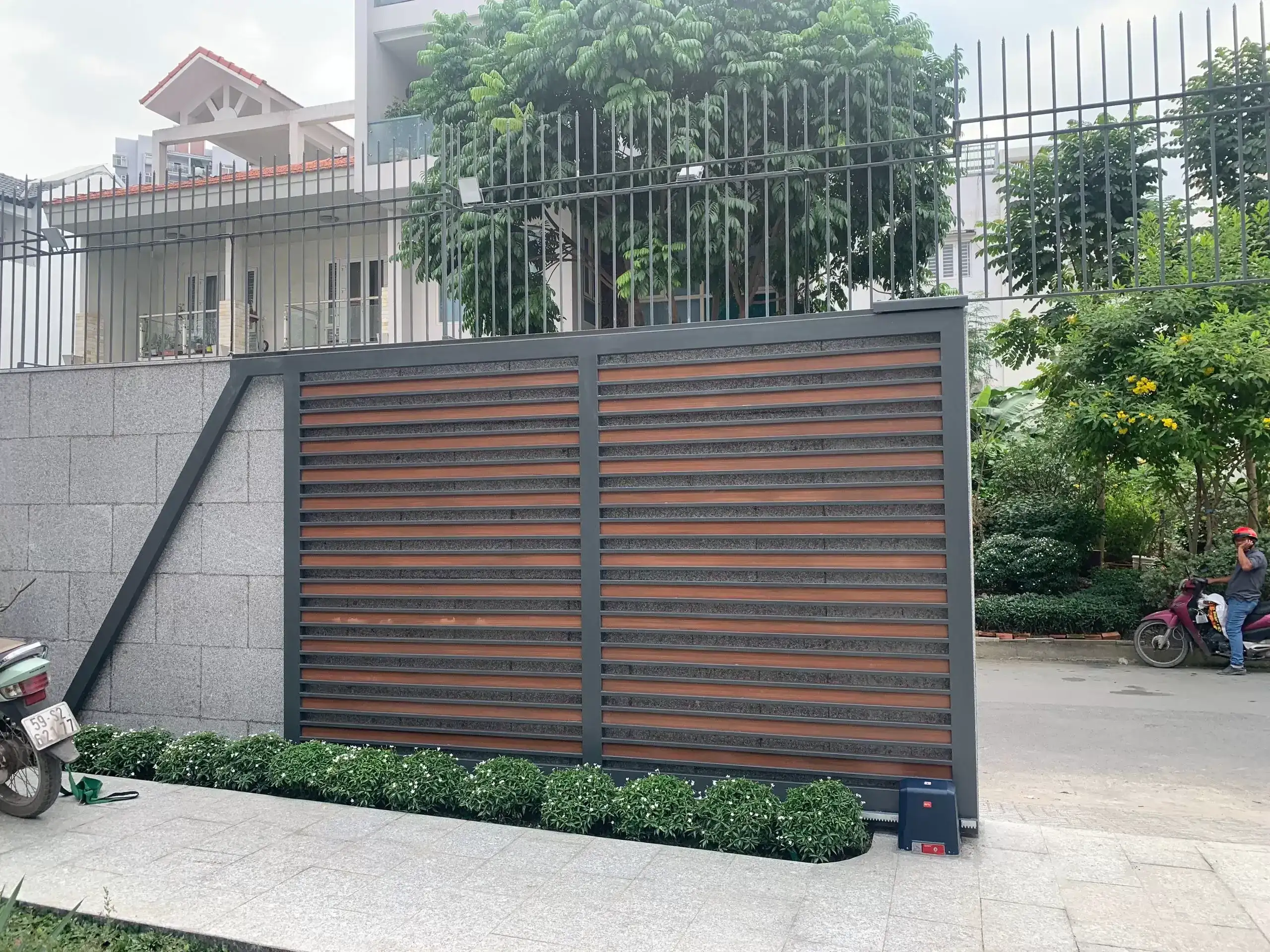 So Sánh Cổng Lùa vs Cổng Mở – Chọn Loại Nào Phù Hợp