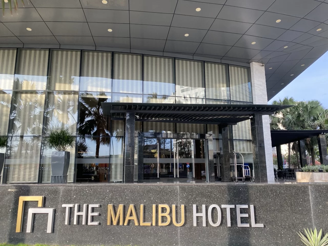Cửa tự động xoay tròn dùng cho  The Malibu Hotel - Vũng Tàu