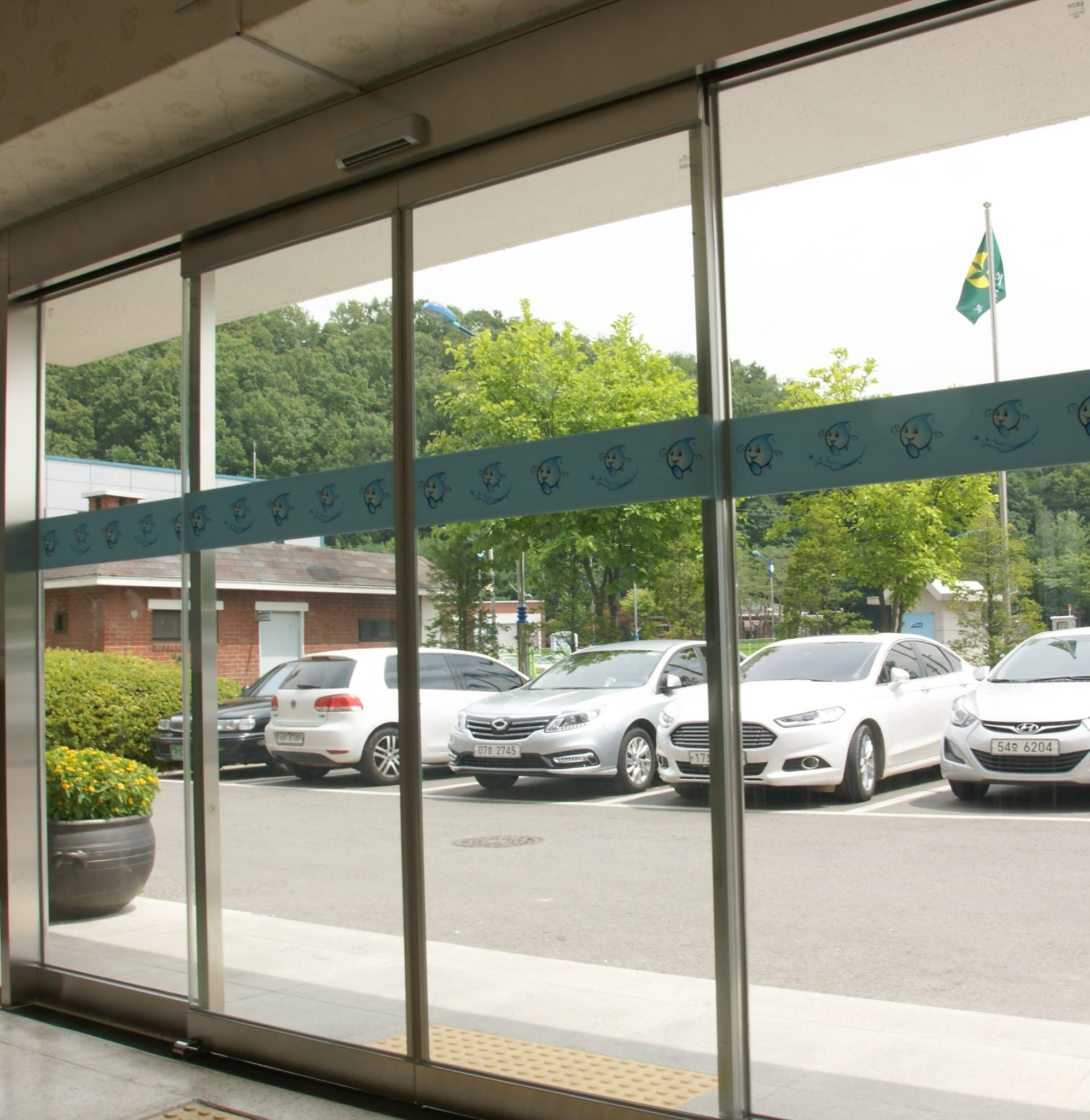 Cửa Tự Động Hàn Quốc: Giải Pháp Cân Bằng Hoàn Hảo Cho Công Trình