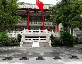 Cột chắn xe Tổng Lãnh Sự Quán Trung Quốc tại HCM