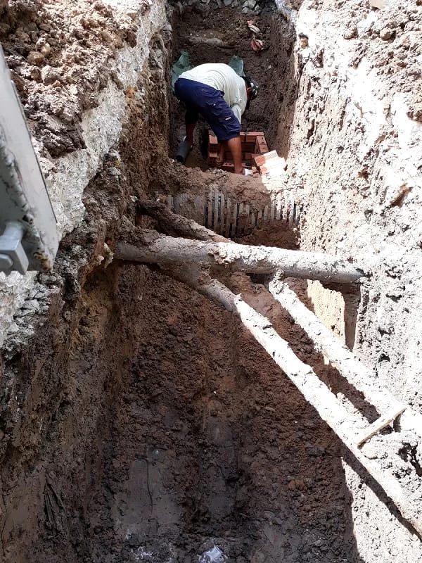 Đào hố chôn cột chắn xe