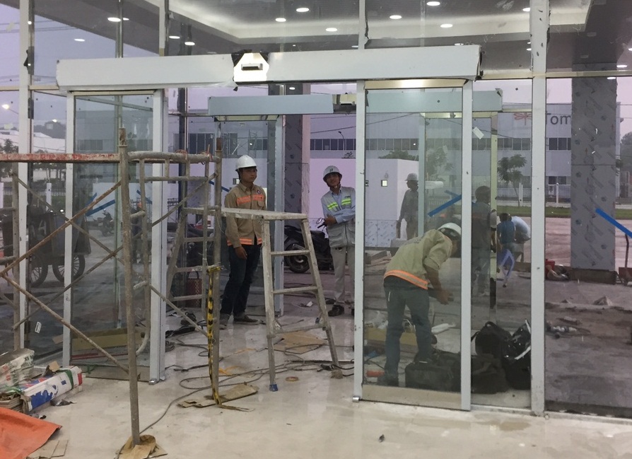 đội ngũ kỹ thuật viên lắp đặt cửa tự động chuyên nghiệp uy tín