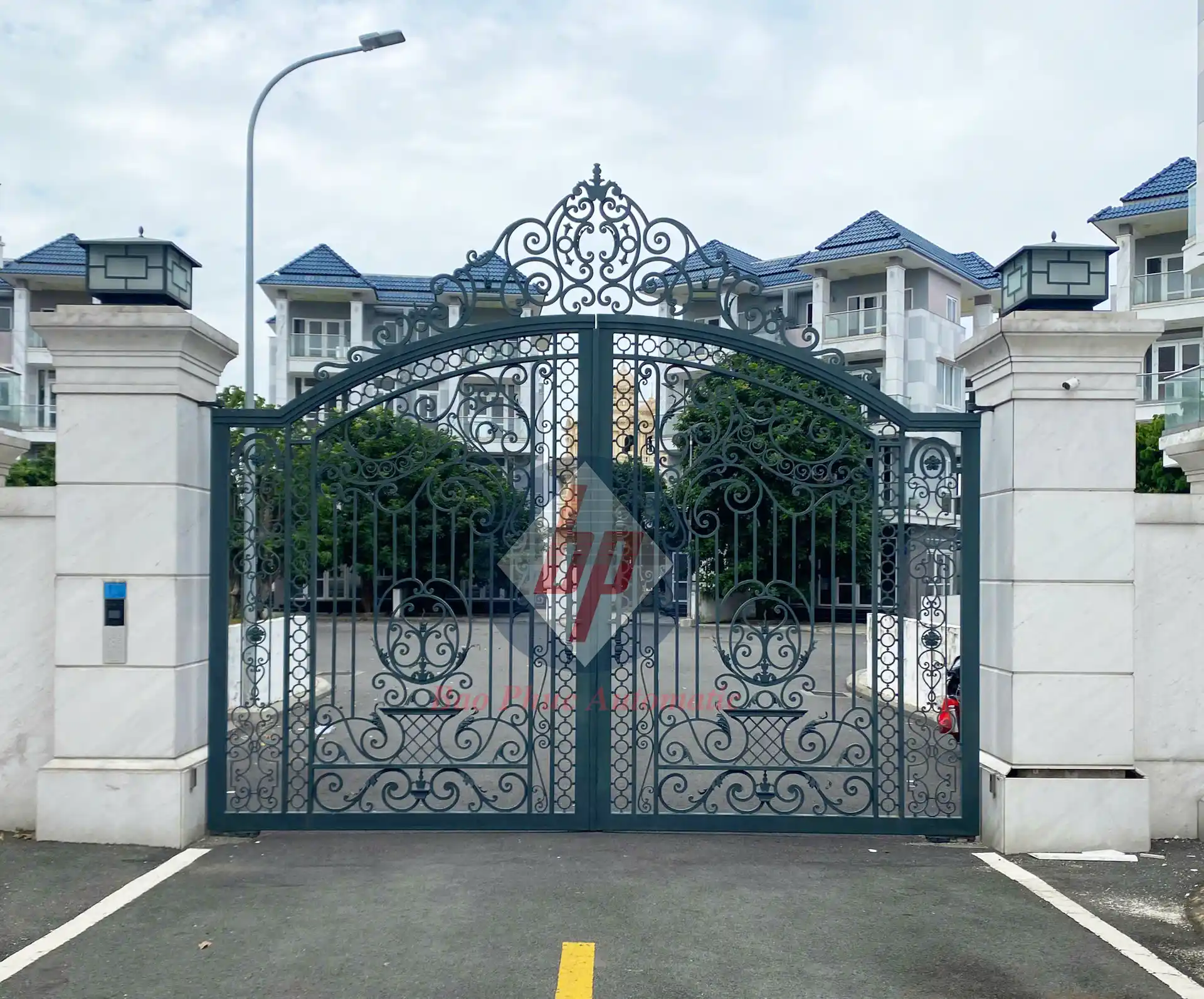 ưu điểm và nhược điểm khi lắp cổng tự động âm sàn