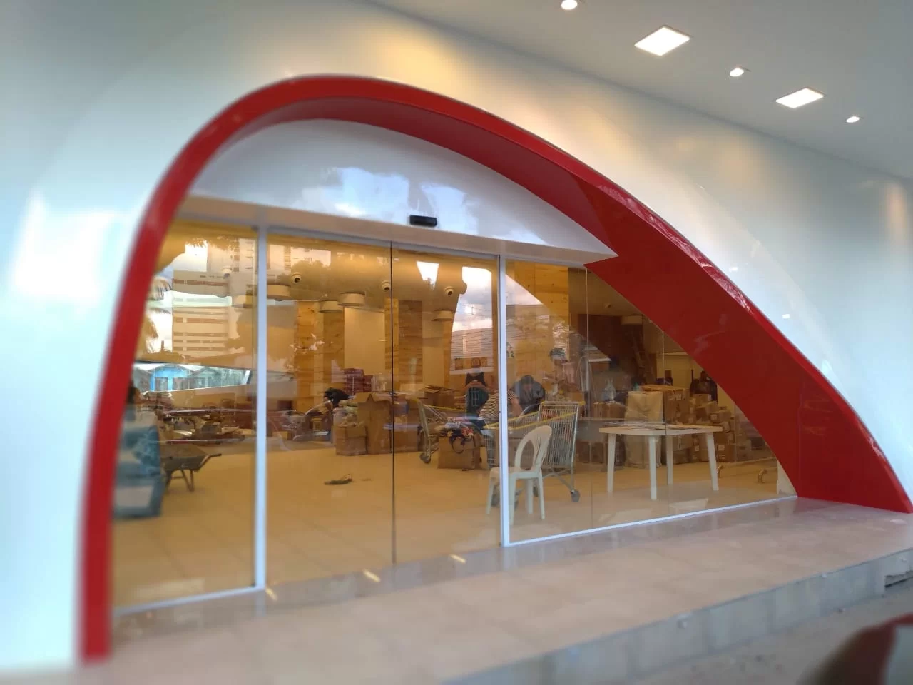 cửa tự động showroom xe