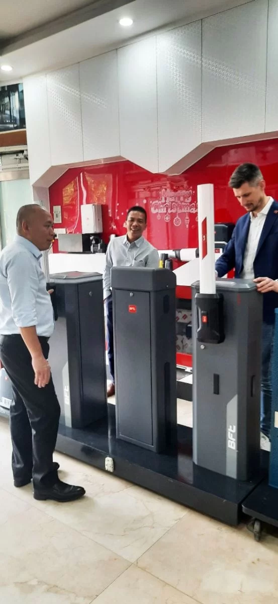 Chụp ảnh lưu niệm giữa BFT và Bảo Phúc