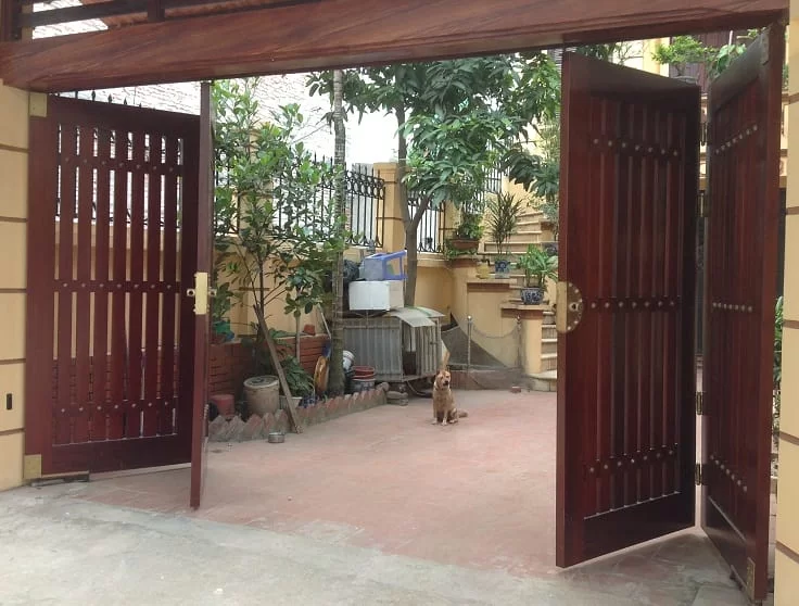Cổng mở 4 cánh bằng gỗ tự động
