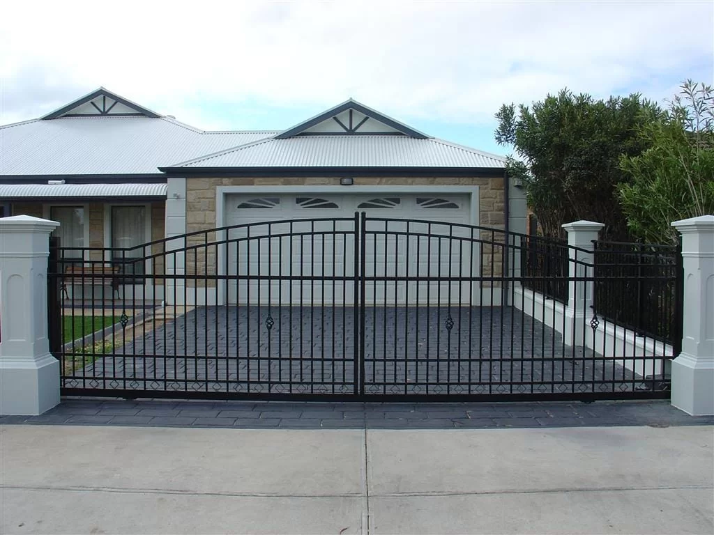 Mẫu cổng mở cánh có vòm 002 - baophuc.vn