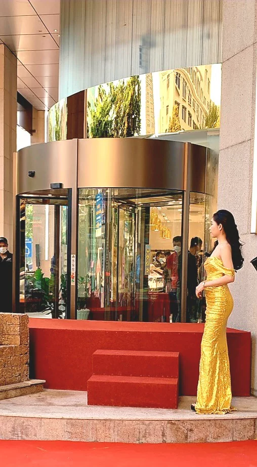 Cửa xoay tròn tự động tại The Malibu Hotel