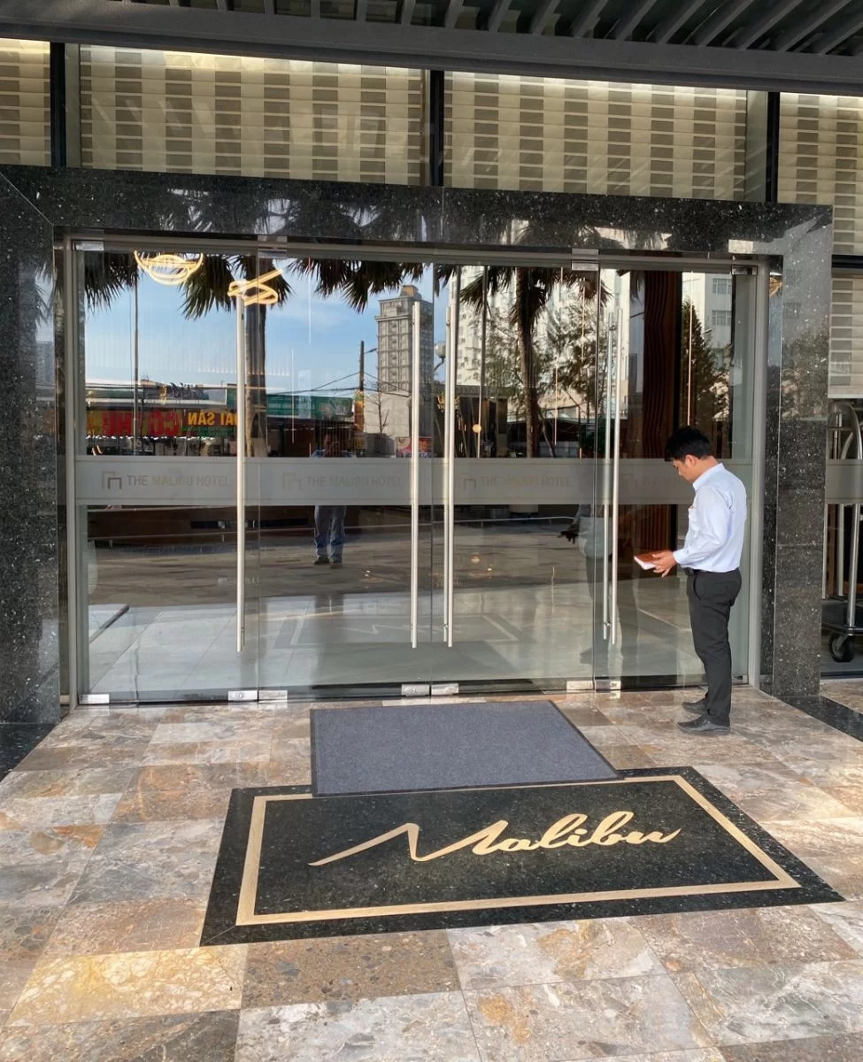 Cửa Malibu Hotel do Bảo Phúc thi công