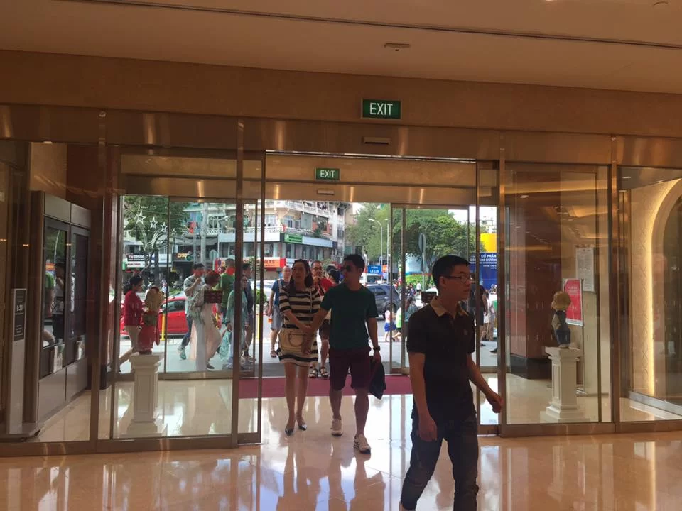 Cửa tự động Takashimaya - Saigon Centre