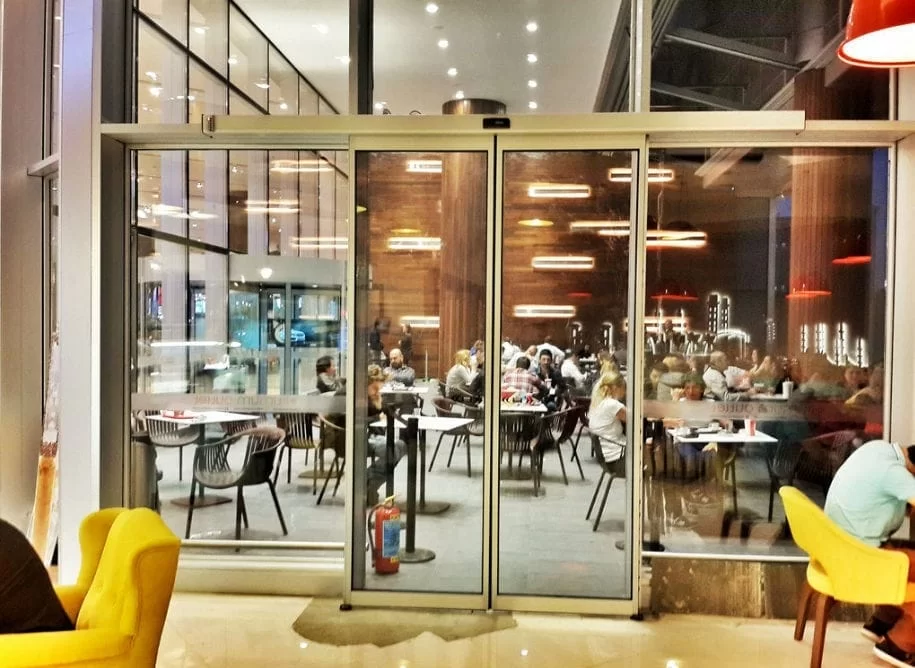 Cửa tự động quán cafe sang trọng