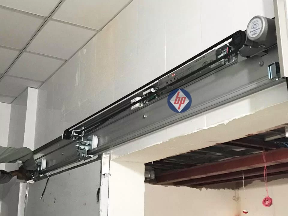 Cửa bệnh viện Xuyên Á 004 - GD2 - baophuc.vn