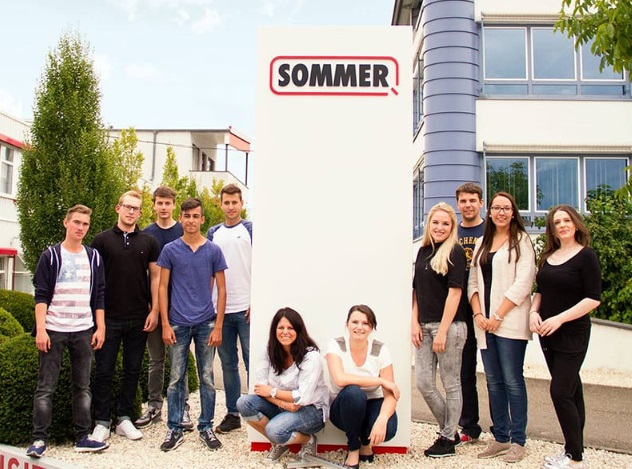 Hình Nhân Viên Và Thương Hiệu Sommer