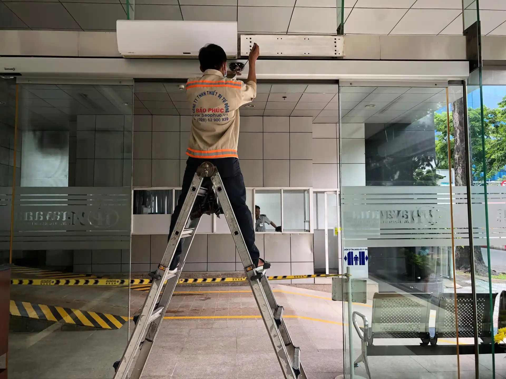 Kỹ Thuật Viên Bảo Trì Cửa Tự Động Định Kỳ