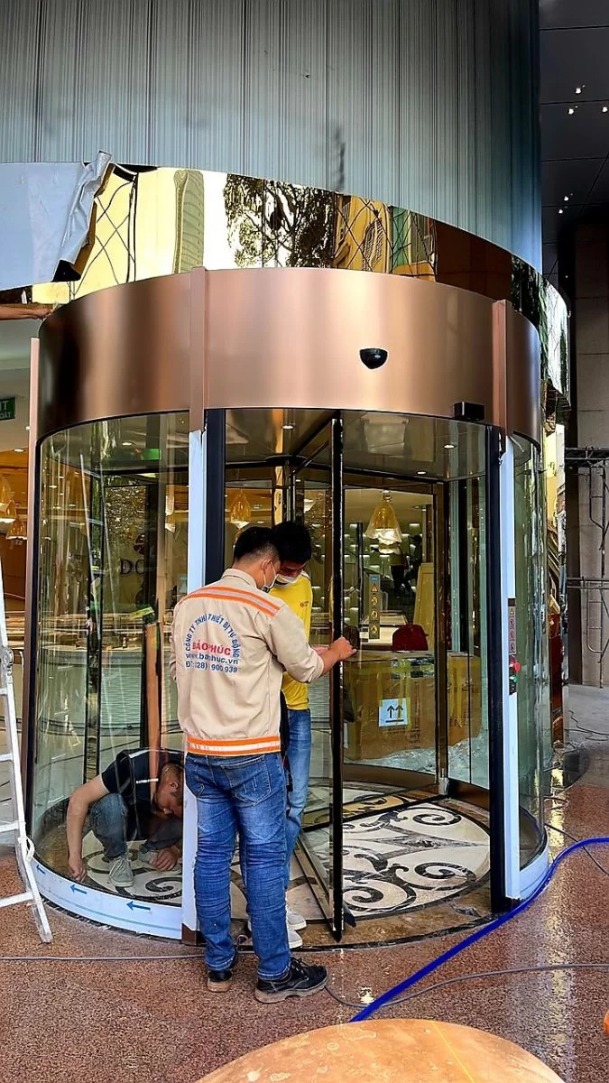 Khách sạn The Malibu sử dụng cửa xoay tròn tự động