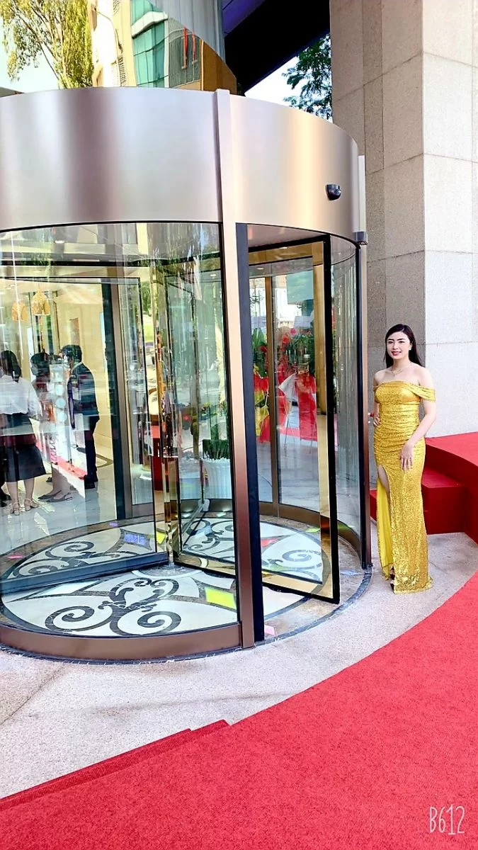 The Malibu sử dụng cửa xoay tròn Nabco