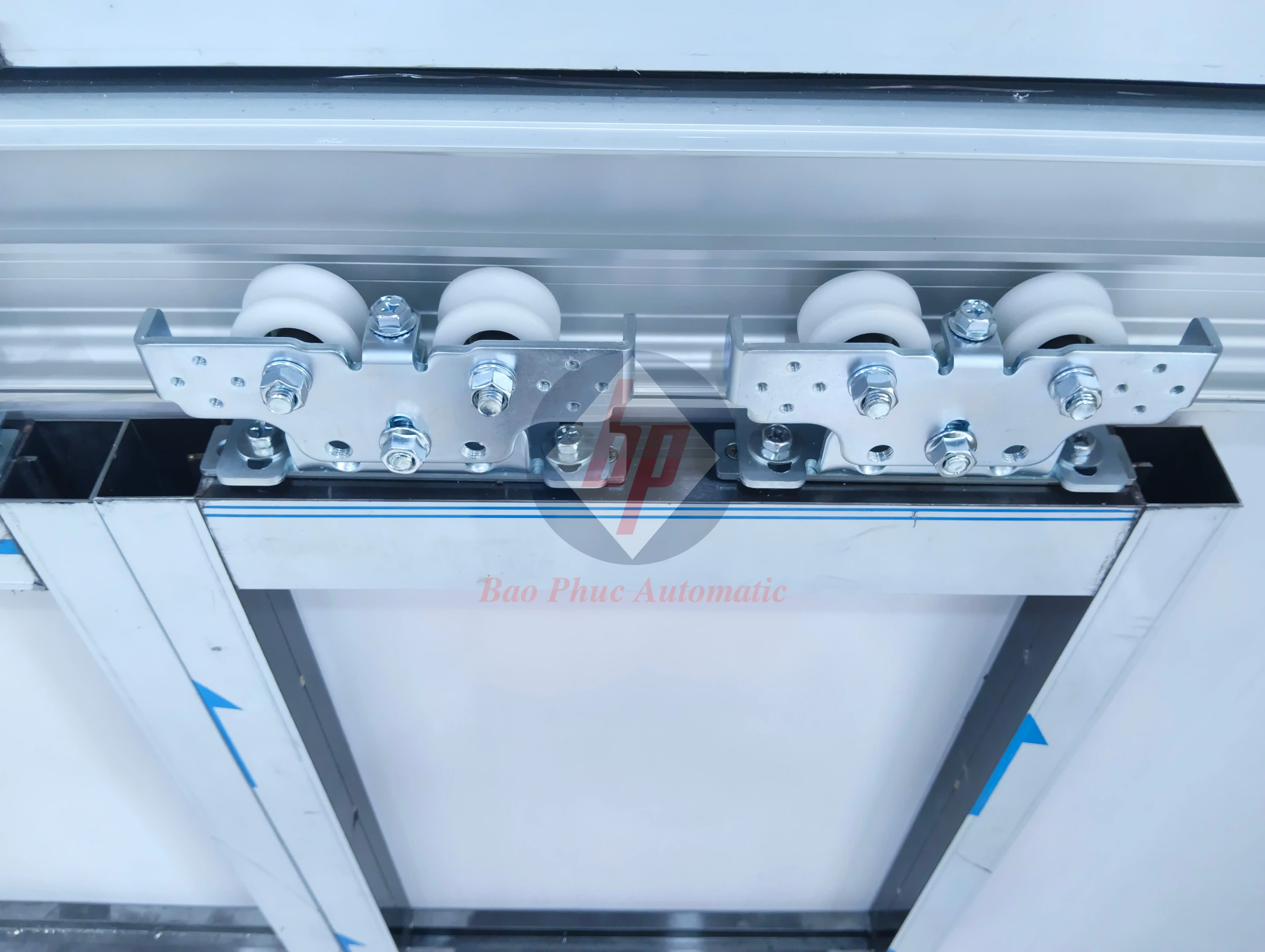 bánh xe cửa trượt tự động lắp trên ray dẫn hướng hệ thống sliding door