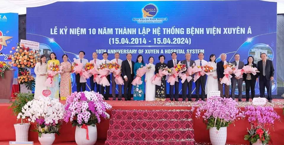 Bệnh viện Xuyên Á tặng hoa cho khách mời