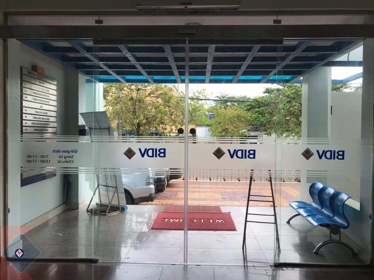 Hệ thống cửa trượt tự động tại ngân hàng