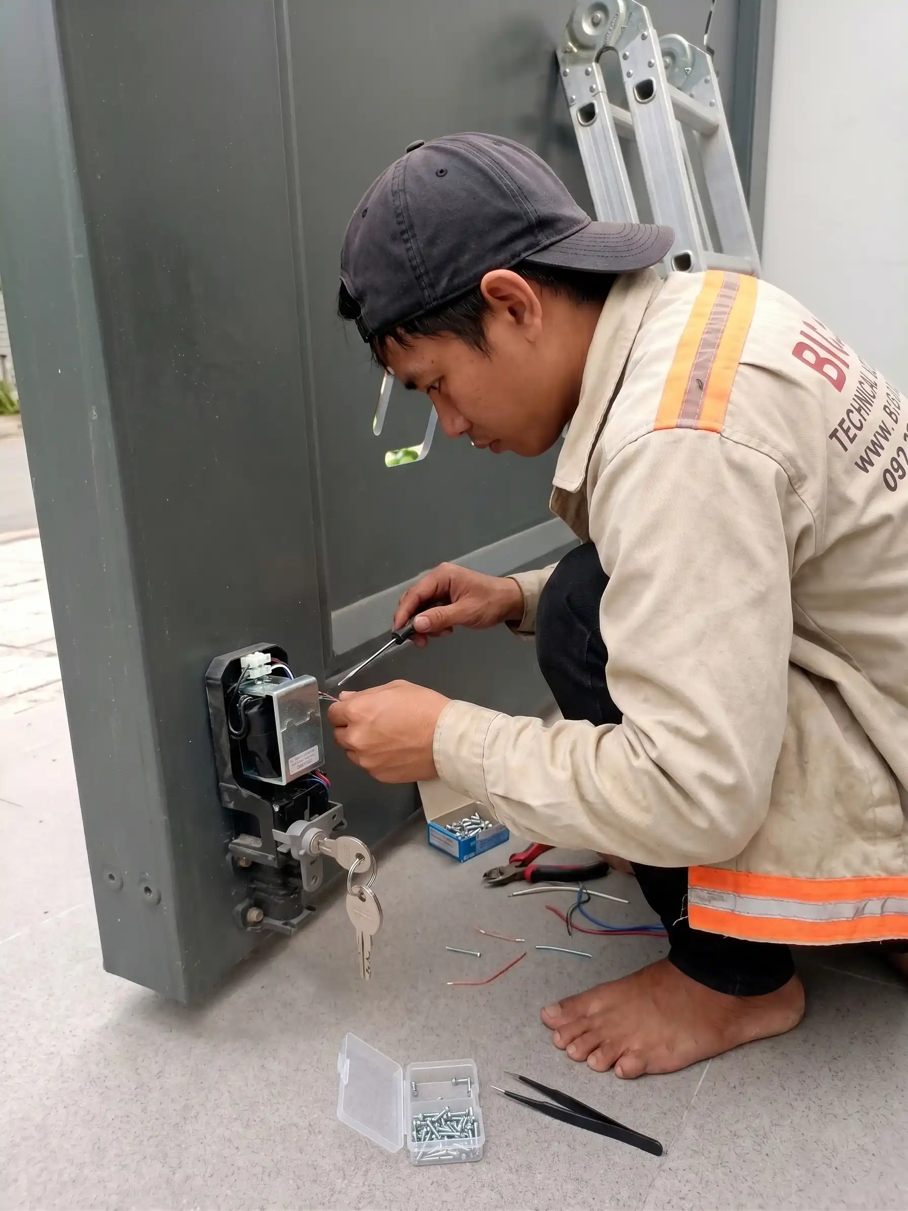 kỹ thuật viên bảo trì khóa điện cổng tự động chuyên nghiệp tại TP.HCM