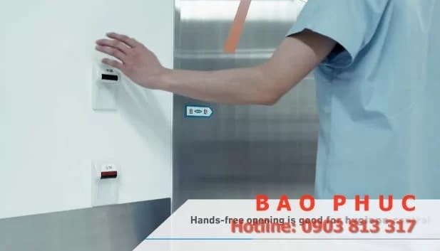 Cảm biến áp tay cửa bệnh viện tự động