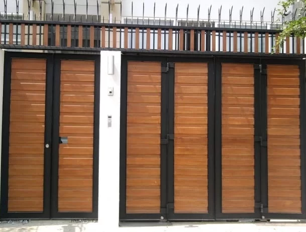 Mẫu cổng sắt ốp gỗ