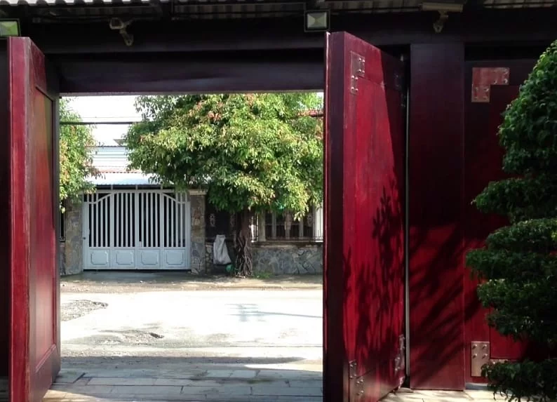 Mẫu cổng gỗ biệt thự