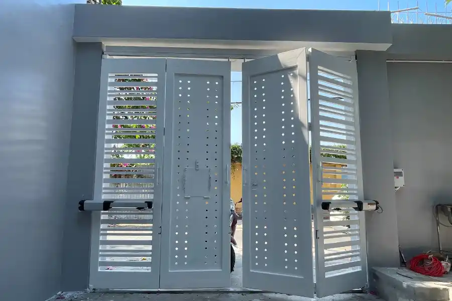 cổng tự động 2 cánh tay đòn lắp đặt tại nhà phố