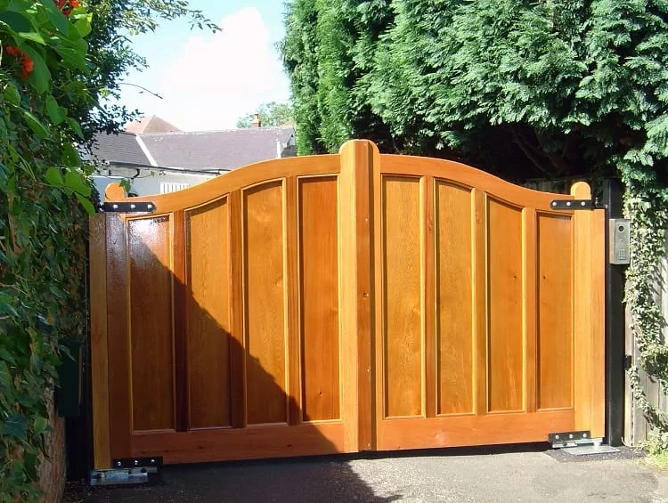 Mẫu cổng gỗ tự động nhà riêng 02