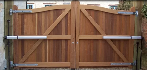 Mẫu cổng gỗ tự động nhà riêng 01