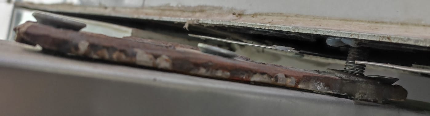 cửa bị kẹt khi chuyển động