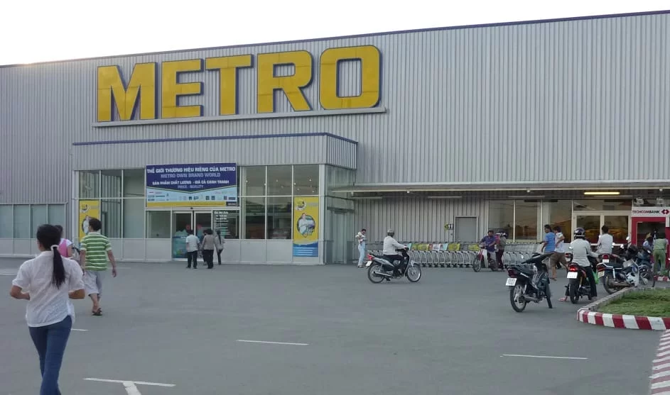 cửa cổng tự động siêu thị Metro