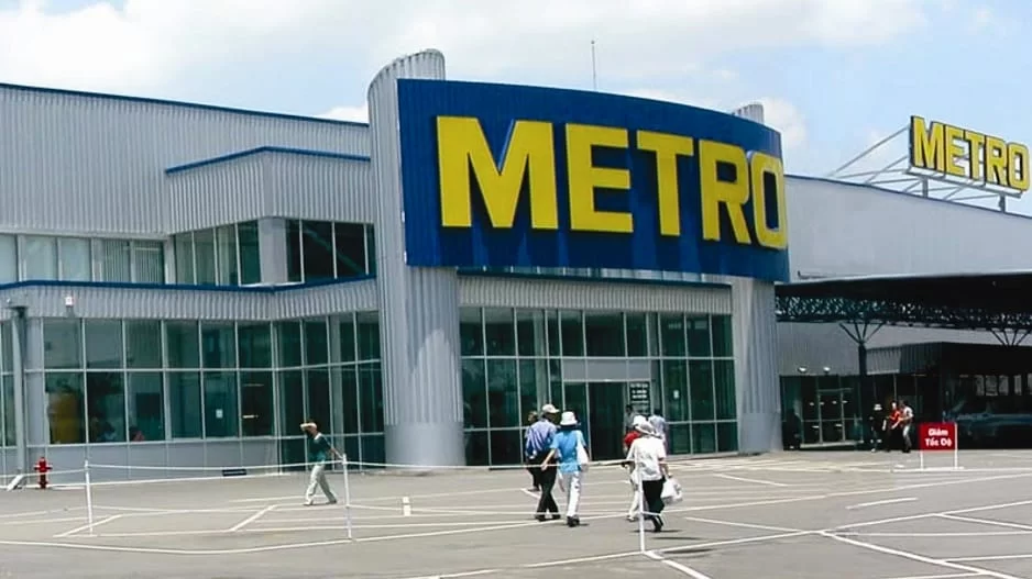 cửa cổng tự động siêu thị Metro