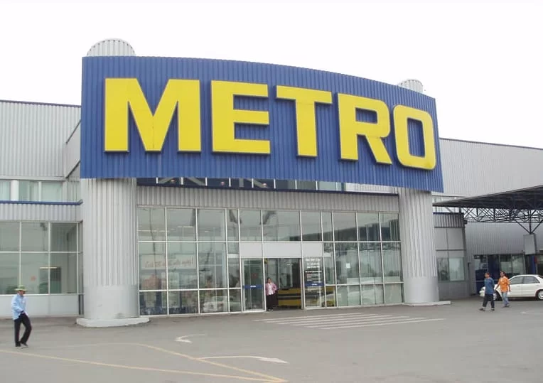 cửa cổng tự động siêu thị Metro
