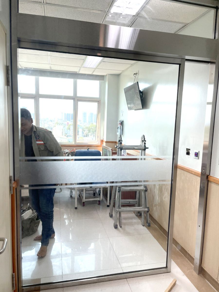 Cửa tự động lầu 9 bệnh viện Đại Học Y dược TPHCM