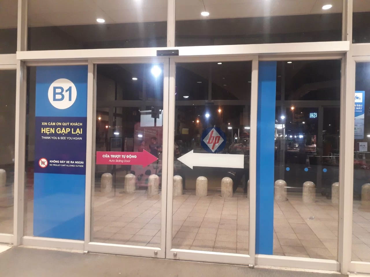 Cửa tự động tại trung tâm thương mại