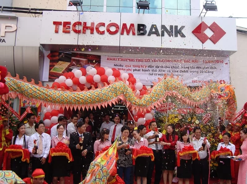 Cửa tự động ngân hàng Techcombank