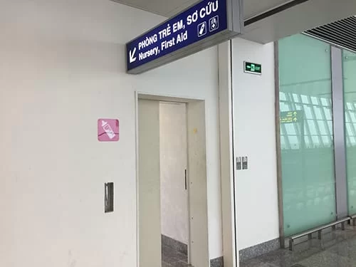 cửa tự động phòng trẻ sơ sinh sân bay Nội Bài