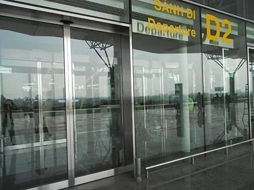 cửa tự động sảnh D2 sân bay Nội Bài