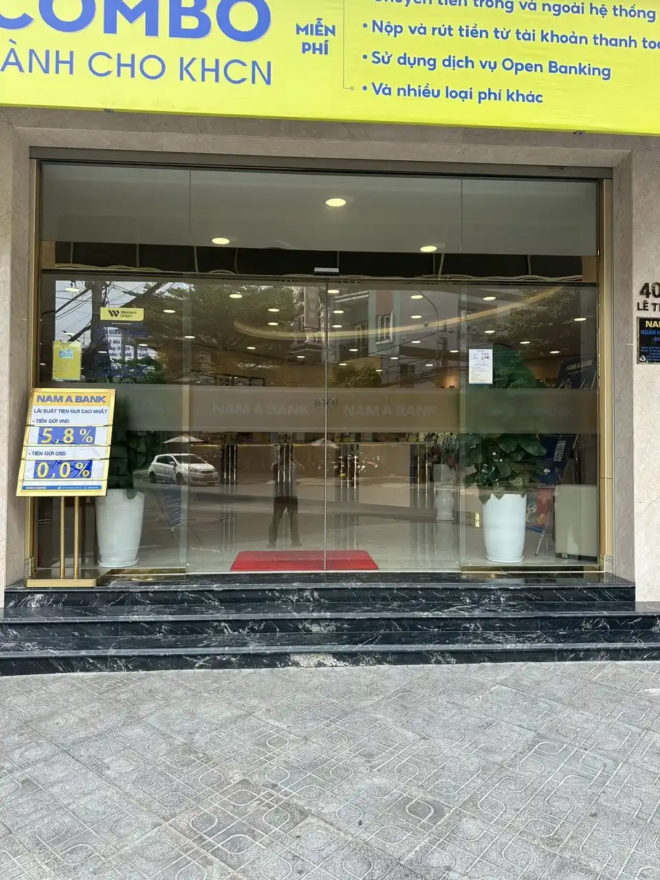 cửa trượt tự động kính lắp đặt tại ngân hàng