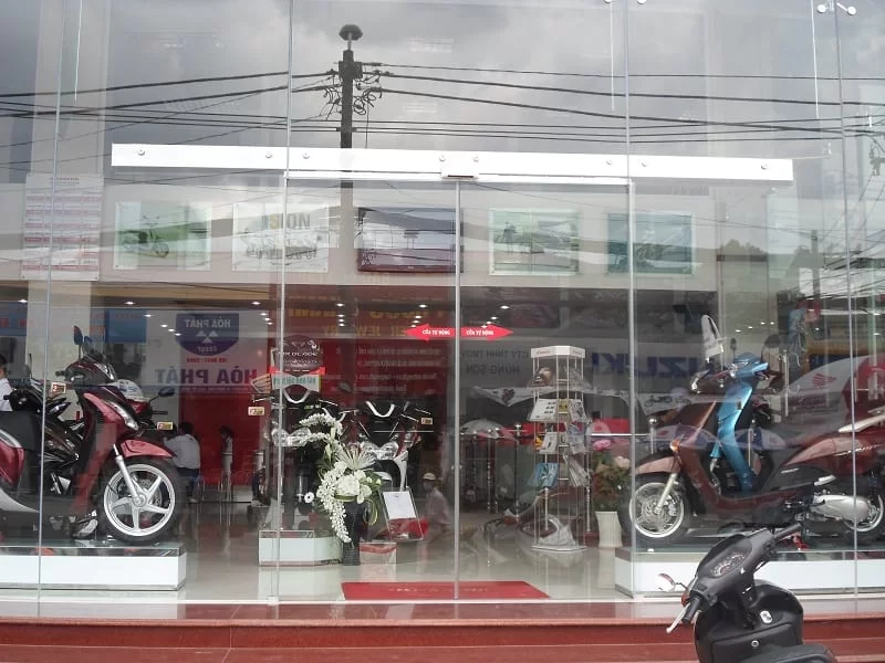 Thi công cửa tự động NABCO tại Showroom Honda TP.HCM