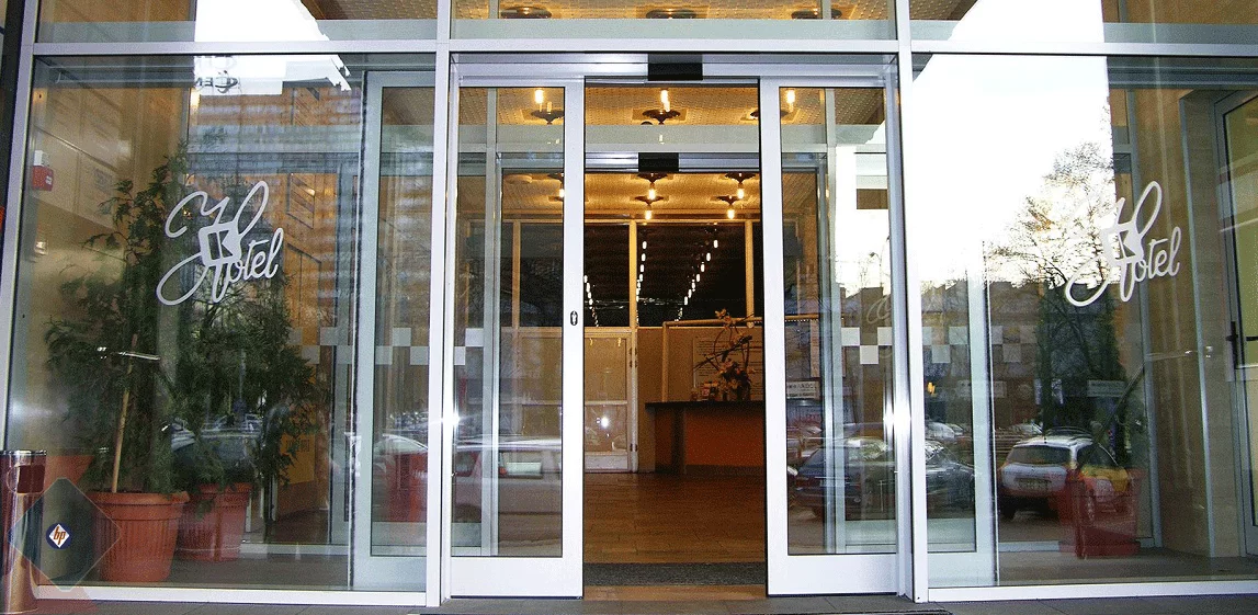 Cửa kính mắt thần tự động mang lại nhiều tiện nghi cho khách hàng