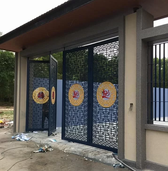 Cổng mở 4 cánh biệt thự Đỗ Gia Trang