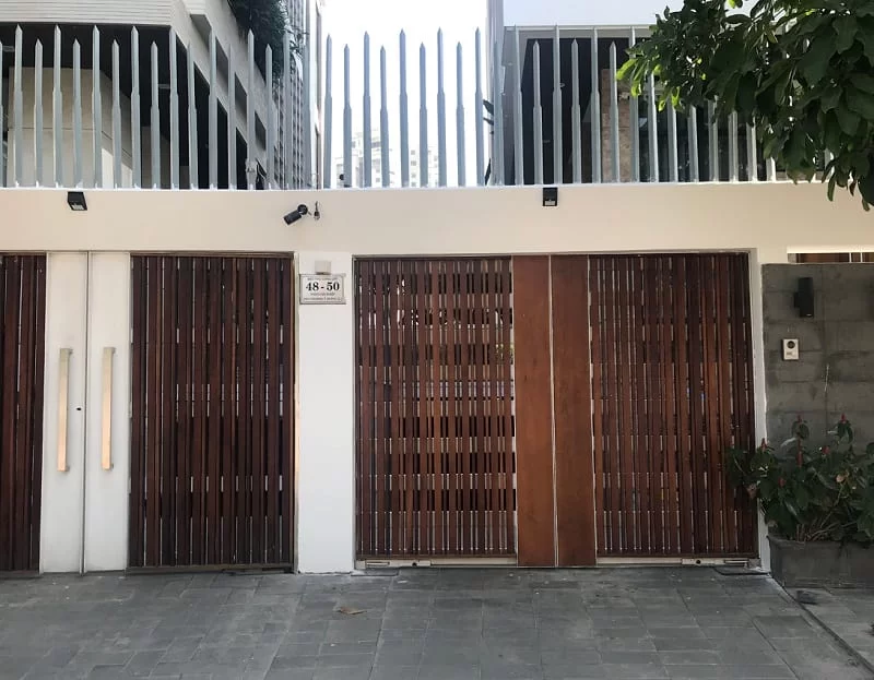 Cổng chính phía sau biệt thự