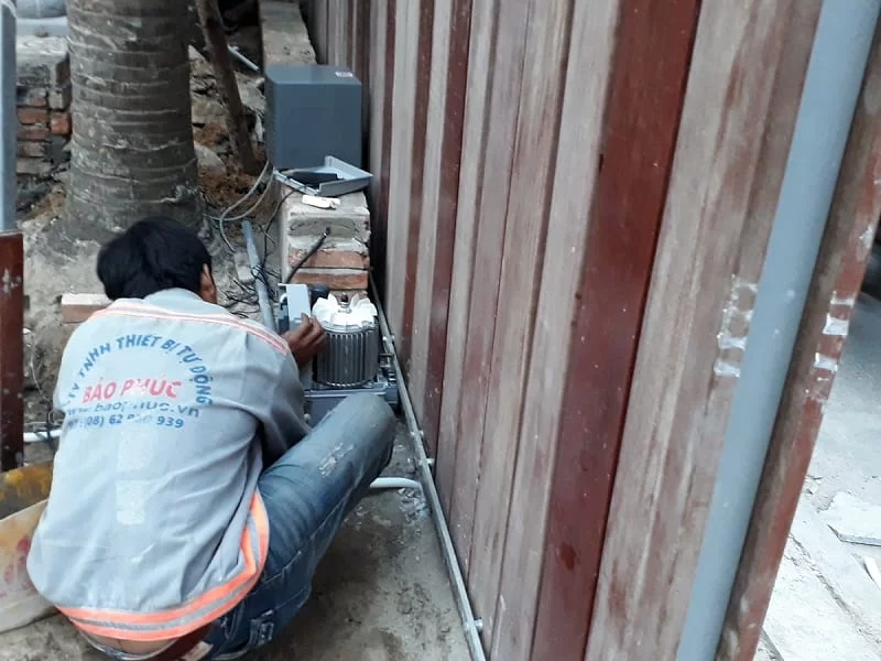 cổng trượt ốp gỗ biệt thự