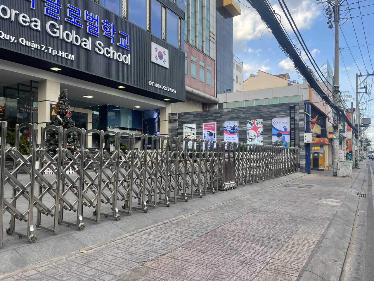 Cổng xếp tự động công trình quận 7