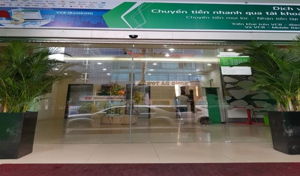 Cửa tự động chi nhánh ngân hàng Vietcombank