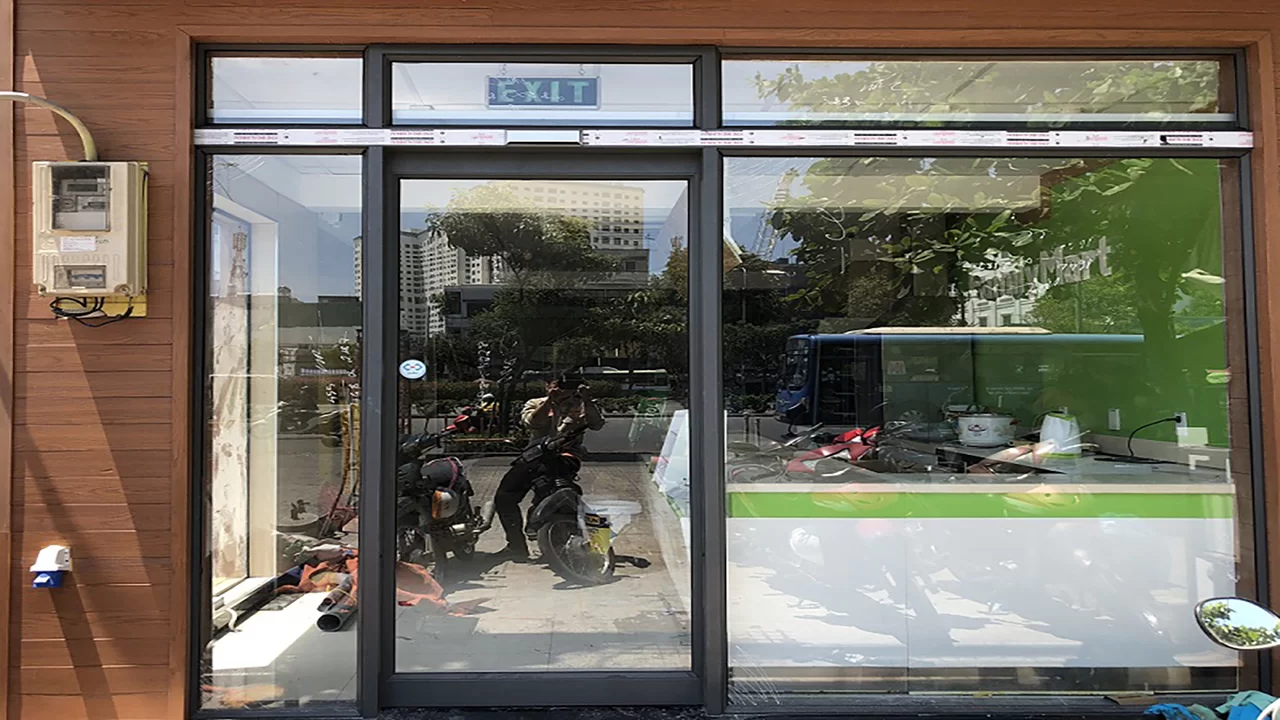 cua truot khung nhom tai FamilyMart